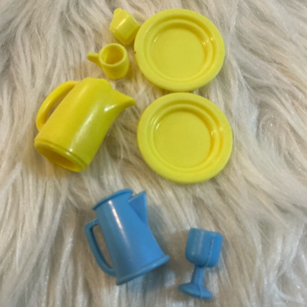 Vintage 90s Barbie doll accessories: two pitchers, two plates and three cups